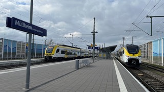 Am Bahnhof Müllheim im Markgräflerland stehen zwei Züge. Der Streckenabschnitt der Rheintalbahn wurde viergleisig ausgebaut. 