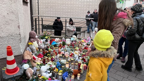 Etwa 300 Menschen haben sich beim Rathaus in Schramberg versammelt, um der beiden Unfallopfer zu gedeneken