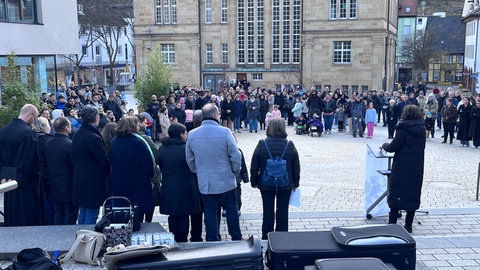 Etwa 300 Menschen haben sich beim Rathaus in Schramberg versammelt, um der beiden Unfallopfer zu gedeneken