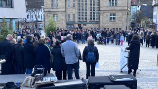 Etwa 300 Menschen haben sich beim Rathaus in Schramberg versammelt, um der beiden Unfallopfer zu gedeneken