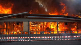 Ein Gebäude einer Holzbaufirma in Oberharmersbach steht lichterloh in Flammen.