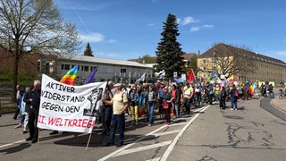 Teilnehmende des Ostermarsches 2026 in Müllheim demonstrieren gegen Krieg und Aufrüstung.