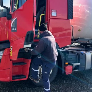 Französische Spediteure drosseln die Geschwindigkeit, um Geld beim Tanken zu sparen.