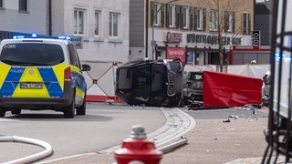 Mehrere beschädigte Autos auf einer Straße. Nach dem tödlichen Unfall in Schramberg ermittelt die Staatsanwaltschaft gegen den Lkw-Fahrer wegen fahrlässiger Tötung.