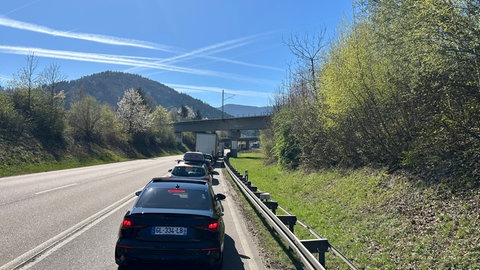 Autos stehen auf der B31 im Stau. 