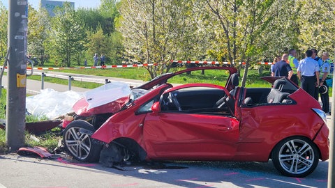 Ein Auto ist bei Lahr frontal gegen einen Laternenmast gekracht, beide Insassen werden verletzt.