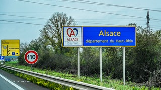 Ein Schild mit Elsass-Aufschrift auf einer Autobahn.