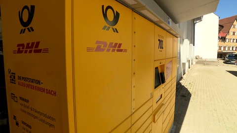 Eine gelbe Poststation.