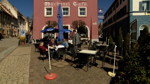 Die Außenterrasse eines Cafés.