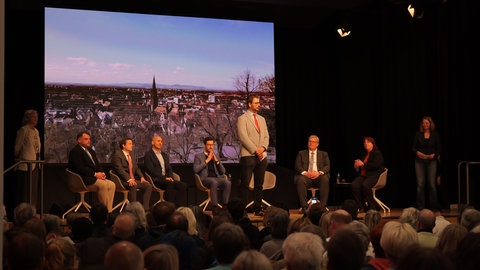 Podium mit fünf Kandidierenden zur Freiburger OB-Wahl