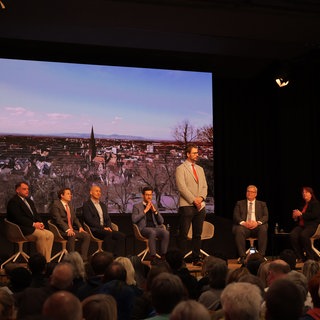 Podium mit fünf Kandidierenden zur Freiburger OB-Wahl