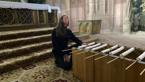 Die Künstlerin Elke Maier blickt auf die ersten Fäden, die im Freiburger Münster gespannt sind.