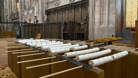 Die ersten Fäden liegen vor dem Altar. Es ist normales Nähgarn und ist immer weiß.