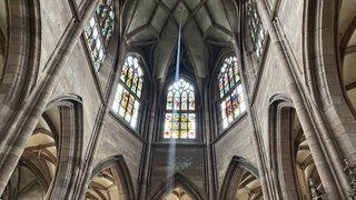 Die ersten Fäden im Freiburger Münster spannen sich vom Gewölbe bis hinunter zum Altar.