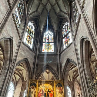 Die ersten Fäden im Freiburger Münster spannen sich vom Gewölbe bis hinunter zum Altar.