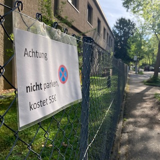 Auf dem Gehweg in der Reichsgrafenstraße in Freiburg darf nicht mehr geparkt werden. Eine Klage dagegen wurde nun abgewiesen. 