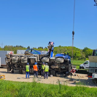 Ein tonnenschwerer Autokran ist neben der A5 bei Teningen auf einen Lastwagen gestürzt.