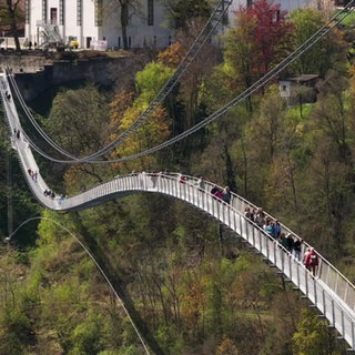 Bei sonnigem Wetter trauten sich die ersten Besucherinnen und Besucher auf die neue Hängebrücke in Rottweil. Die "Neckarline" verbindet den Aufzugtestturm und die Innenstadt miteinander.