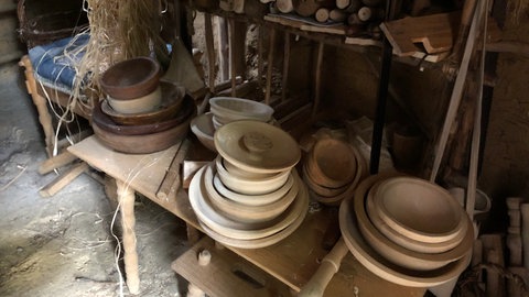 Bis zu zwei Tagen Arbeit steckt in jeder Holzschüssel, die sich in der kleinen Handwerkerhütte stapeln