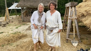 Zwei SWR Mitarbeiterinnen beim Lehmstampfen auf dem Campus Galli 