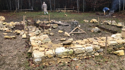 Das Fundament für das erste Steinhaus auf dem Campus Galli ist schon in Arbeit