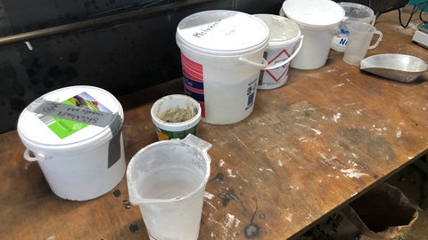 Aus Sand, Kalk, Wasser und etwas Metakaolin, einem Tonmineral, wird die Mörtelmasse zusammengemischt 