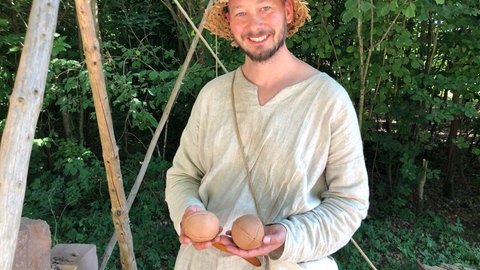 Julian hat aus Lederresten Bälle genäht und diese mit Heu und Wolle gefüllt