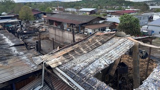 Nach einem Großbrand auf einem Pferdehof in Ofterdingen sind die letzten Glutnester erloschen. 