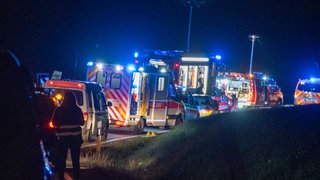 Mehrere Rettungsfahrzeuge stehen in langer Reihe am Unglücksort in Meßstetten im Zollernalbkreis.