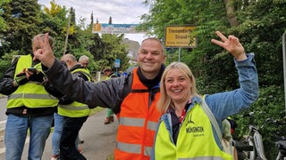 Große Freude beim Team der Mofa-Fahrerinnen und -Fahrer aus Süddeutschland, die nach elf Tagen quer durch Deutschland am Timmendorfer Strand angekommen sind.