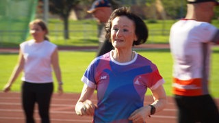 81-jährige trainiert Laufanfänger