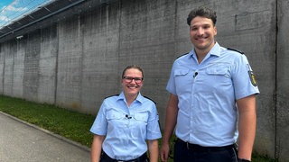 Die JVA sucht weitere Justizvollzugsbeamte, der Betreuungsschlüssel für die Häftlinge ist hoch. Diese beiden Auszubildenden sind im ersten und zweiten Lehrjahr. Rund ein Viertel der rund 320 Beschäftigten sind Frauen. 