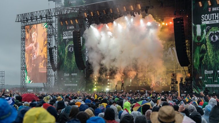 Besucher verfolgen ein Konzert der Punkrockband SUM 41 auf dem Gelände des Southside Festivals.