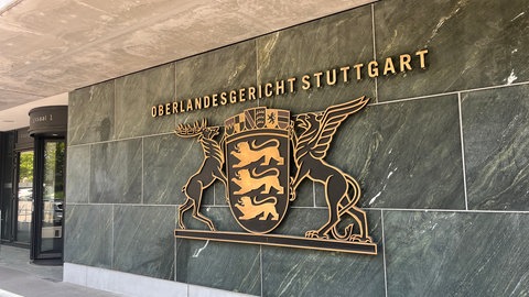 Am Oberlandesgericht Stuttgart haben Zeugen zum mutmaßlichen sogenannten Reichsbürger Markus L. aus Reutlingen ausgesagt. Sie beschrieben ihn als ruhig und unauffällig.