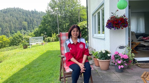 Jette Janke im Dänemark-Trikot auf der Veranda