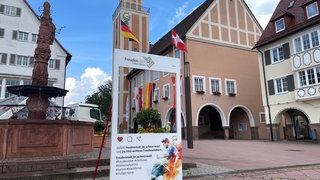 Auf dem Freudenstädter Marktplatz vor dem Rathaus wehen die deutsche und die dänische Fahne