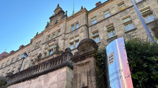 Das Landgericht Tübingen hat den Komplizen in einem Mordfall aus Horb-Nordstetten zu neun Jahren Haft verurteilt. Wegen erpresserischen Menschenraubs in Tateinheit mit räuberischer Erpressung, so das Gericht. Der Haupttäter sitzt schon lebenslänglich im Gefängnis - wegen Mordes.