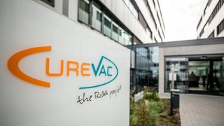Das Tübinger Biotech-Unternehmen CureVac streicht weiter Stellen. Auch der Hauptstandort Tübingen soll davon betroffen sein. Außerdem bekommt CureVac Geld vom britischen Kooperationspartner GSK. Die Aktie steigt.