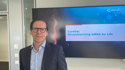 Der Chef des Biotech-Unternehmens CureVac aus Tübingen, Alexander Zehnder, erklärt im SWR-Interview, warum er Kosten senken und Stellen abbauen muss.