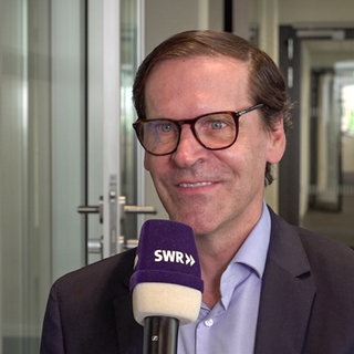 Alexander Zehnder, Chef des Tübinger Biotech-Unternehmens CureVac, in der Zentrale im Interview mit dem SWR: Er nimmt Stellung zu dem Stellenabbau und Verkauf der Rechte an den Impfstoffkandidaten gegen Covid-19 und Grippe an GSK.
