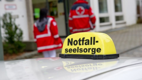Symbolbild: Das Auto einer Notfallseelsorge steht vor einem Gebäude. Notfallseelsorger Frank Steiner spricht über die Zeit nach den Schüssen in Albstadt-Lautlingen.