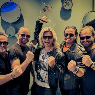 Kissin' Dynamite freuen sich über Platz eins in den deutschen Albumcharts.