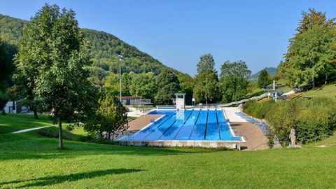 Friedlich und idyllisch liegt das Eninger Freibad inmitten grüner Liegewiesen