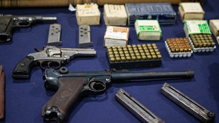 Ein mutmaßlicher Reichsbürger, dem ein Waffengeschäft in Aldingen-Aixheim im Kreis Tuttlingen gehört, sitzt nun in Haft. Er soll unter anderem gegen das Waffengesetzt verstoßen haben, so die Polizei. (Symbolbild)