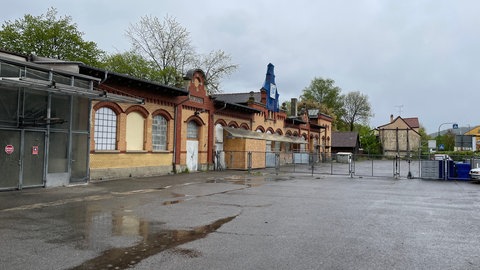 Wenn der Hof vor dem Rottenburger Schlachthof (Kreis Tübingen) nicht bis Ende September 2024 saniert wird, drohen Zwangsgelder oder die Schließung.