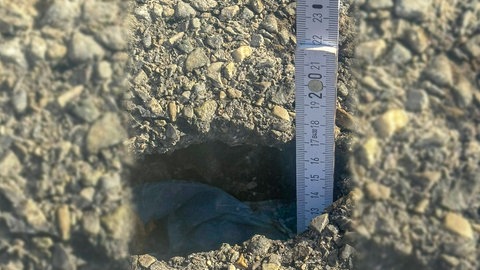 Mit einem Meterstab wird die Größe eines Lochs im Boden des Rottenburger Schlachthofes veranschaulicht 