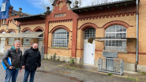 Klaus Weber, Sprecher der Bürgerinitiative für den Erhalt des Schlachthofs Rottenburg, und Betreiber Marko Helle vor dem denkmalgeschützen Schlachthofgebäude.