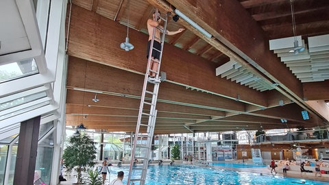 Anbringung der KI-Kameras im Panorama-Bad Freudenstadt - 15 KI-Kameras sind seit August 2023 im Hallenbad installiert.