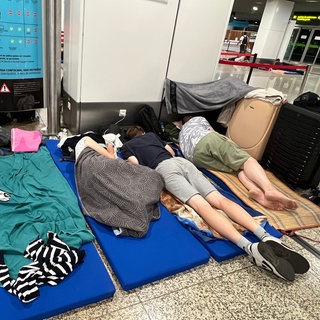 Tausende Urlauber liegen in der Halle des Flughafen auf Madeira auf Matten auf dem Boden, weil ihr Flug gestrichen wurde. So auch Familie Micheli aus Bad Urach.