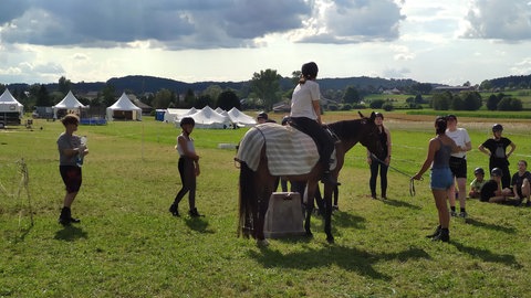 Kinder beim Zeltlager einer Reitschule in Hohenstein (Kreis Reutlingen).